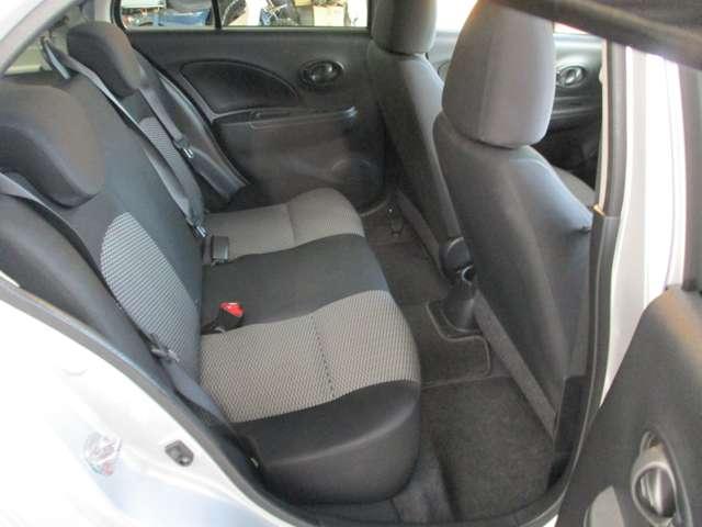 後部座席は少し狭いですが３人乗車し５人乗りのお車です。