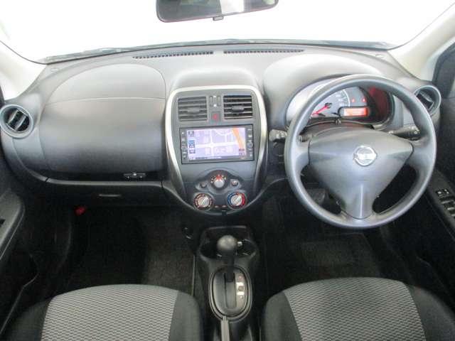 黒を基調としたスタイリッシュなデザインの運転席です。外装も内装もモコモコしていてかわいい！