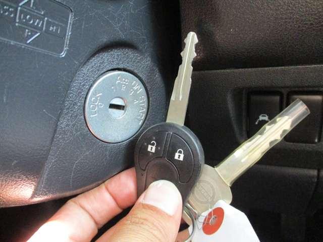 キーレスキー＆スペアキー各１個有り！エンジンはカギを回して始動するタイプです。