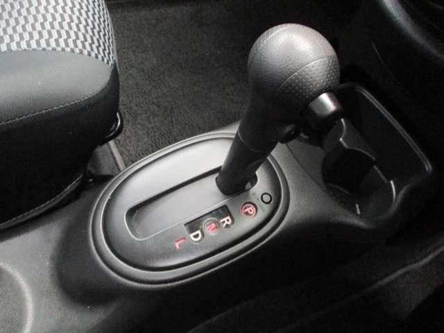 フロアタイプシフトレバー（オーバードライブ機能付）。シフトレバー前方にドリンクホルダー×２有。