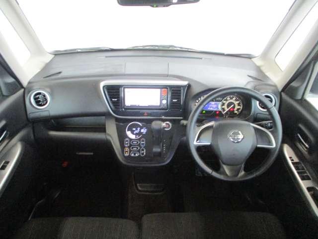 黒を基調としたスタイリッシュなデザインの運転席です。エマージェンシーブレーキ、クルーズコントロールなどの装備付き！