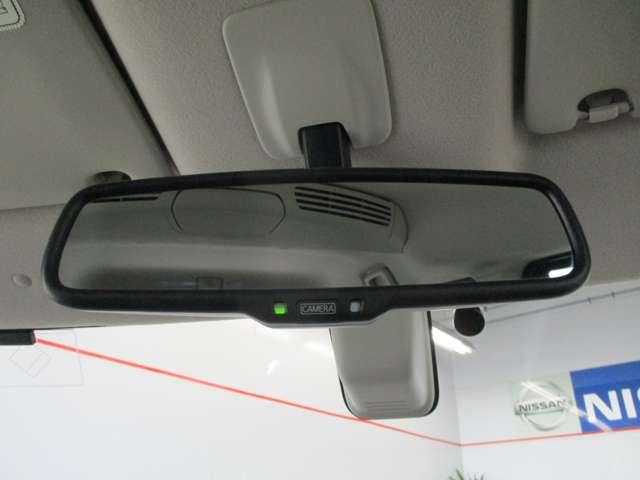 ディスプレイ付自動防眩式ルームミラーに４つのビュー（「トップビュー」「フロントビュー」「サイドブラインドビュー」「バックビュー」）を表示。狭い場所での駐車でも、周囲が映像で確認できます。