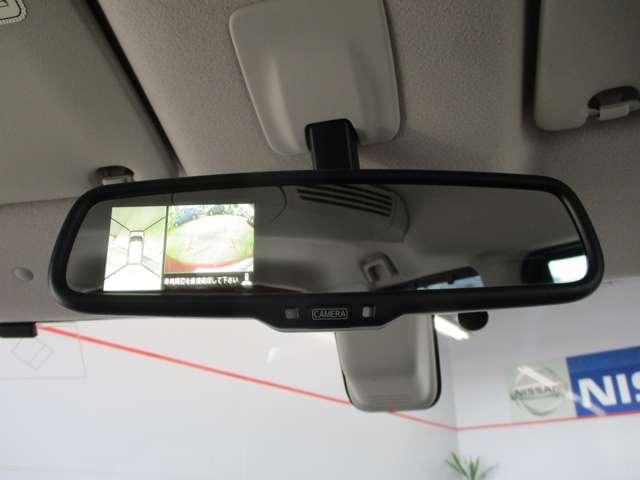 ディスプレイ付自動防眩式ルームミラーに４つのビュー（「トップビュー」「フロントビュー」「サイドブラインドビュー」「バックビュー」）を表示。狭い場所での駐車でも、周囲が映像で確認できます。