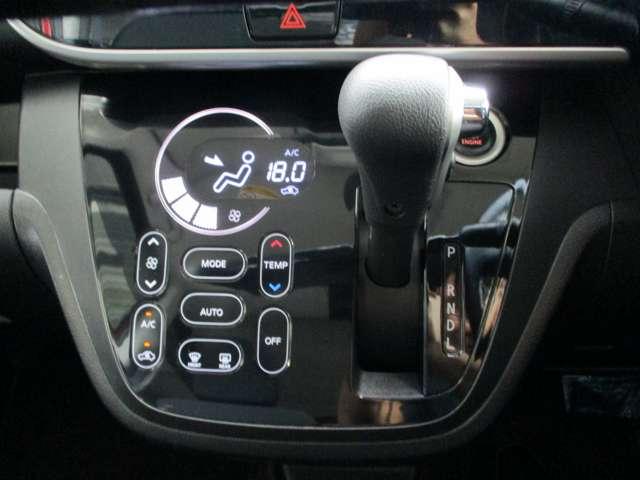 ■オーバードライブ付インパネシフトレバー。■タッチパネル式オートエアコン。■エンジン始動はプッシュ式。