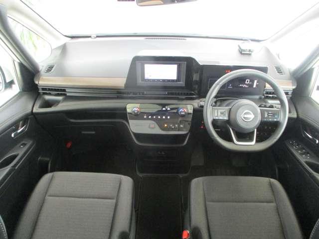 ミニバンならではの見渡しのいい運転席と、広々とした室内。スタイリッシュなインテリアです。女性ドライバーにも嬉しいバックカメラ付で駐車も楽々！