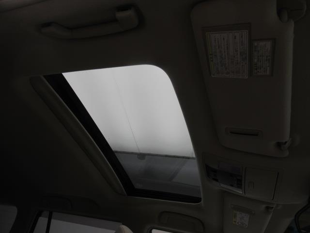 メーカーオプションの電動ムーンルーフが装備されており車内に心地いい開放感を与えてくれます