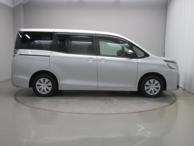 ヴォクシー Ｘ　メモリーナビ　ミュージックプレイヤー接続可　バックカメラ　衝突被害軽減システム　電動スライドドア　ＬＥＤヘッドランプ　乗車定員８人（7枚目）