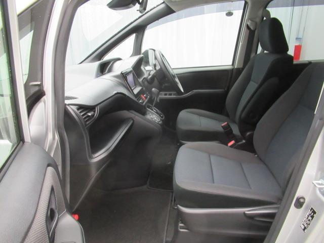 ヴォクシー Ｘ　メモリーナビ　ミュージックプレイヤー接続可　バックカメラ　衝突被害軽減システム　電動スライドドア　ＬＥＤヘッドランプ　乗車定員８人（10枚目）