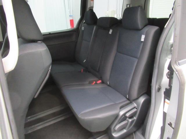 ヴォクシー Ｘ　メモリーナビ　ミュージックプレイヤー接続可　バックカメラ　衝突被害軽減システム　電動スライドドア　ＬＥＤヘッドランプ　乗車定員８人（11枚目）