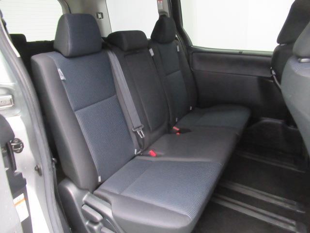 ヴォクシー Ｘ　メモリーナビ　ミュージックプレイヤー接続可　バックカメラ　衝突被害軽減システム　電動スライドドア　ＬＥＤヘッドランプ　乗車定員８人（16枚目）