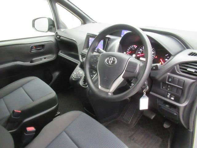 ヴォクシー Ｘ　メモリーナビ　ミュージックプレイヤー接続可　バックカメラ　衝突被害軽減システム　電動スライドドア　ＬＥＤヘッドランプ　乗車定員８人（17枚目）