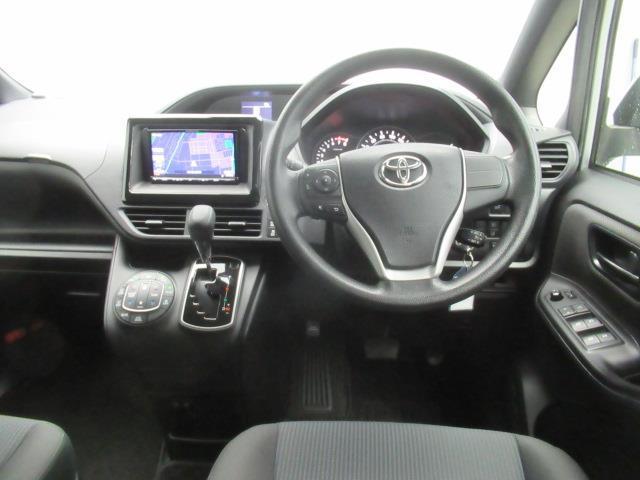 ヴォクシー Ｘ　メモリーナビ　ミュージックプレイヤー接続可　バックカメラ　衝突被害軽減システム　電動スライドドア　ＬＥＤヘッドランプ　乗車定員８人（18枚目）