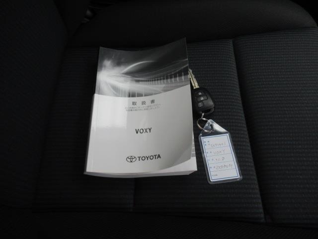 ヴォクシー Ｘ　メモリーナビ　ミュージックプレイヤー接続可　バックカメラ　衝突被害軽減システム　電動スライドドア　ＬＥＤヘッドランプ　乗車定員８人（30枚目）
