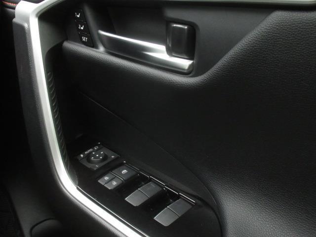 RAV4 アドベンチャー サンルーフ 4WD フルセグ メモリーナビ ミュージックプレイヤー接続可 バックカメラ 衝突被害軽減システム ETC ドラレコ LEDヘッドランプ 記録簿(26枚目)