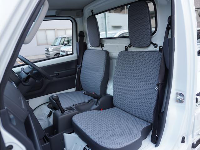 キャリイトラック KCエアコン・パワステ農繁 4WD オートマ 荷台作業灯 4WD オートマ リアパーキングセンサー 荷台作業灯 3方開 キーレスエントリー AMFMラジオ オートライト 衝突被害軽減システム アイドリングストップ 横滑り防止機能 衝突安全ボディ(18枚目)