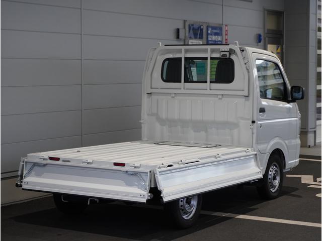 キャリイトラック KCエアコン・パワステ農繁 4WD オートマ 荷台作業灯 4WD オートマ リアパーキングセンサー 荷台作業灯 3方開 キーレスエントリー AMFMラジオ オートライト 衝突被害軽減システム アイドリングストップ 横滑り防止機能 衝突安全ボディ(35枚目)