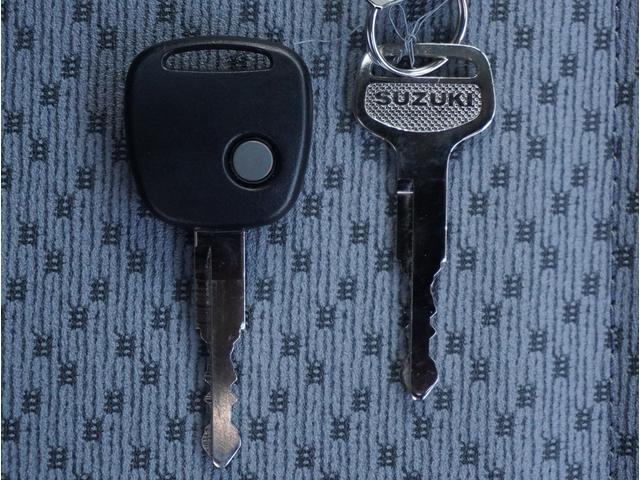 キャリイトラック KCエアコン・パワステ農繁 4WD オートマ 荷台作業灯 4WD オートマ リアパーキングセンサー 荷台作業灯 3方開 キーレスエントリー AMFMラジオ オートライト 衝突被害軽減システム アイドリングストップ 横滑り防止機能 衝突安全ボディ(59枚目)