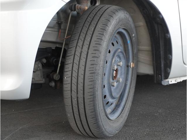 【タイヤ溝有り】タイヤの溝はしっかりと残ってますのでご安心ください。状態も良好です。ノーマルタイヤ、スタッドレスタイヤも取り扱っております。皆様のご来店お待ちしております。