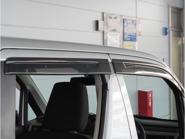 【ドアバイザー】雨の日に少しだけ窓を開けたい、そんな時に便利なドアバイザー付です。