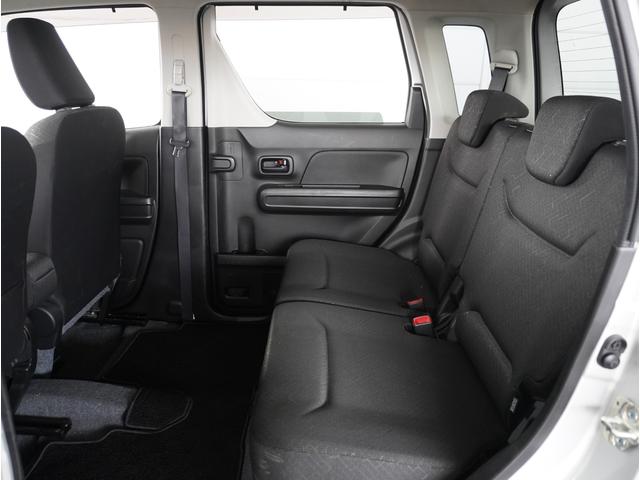 【後部座席】ドアの開閉角度も大きく乗り降りが楽にできて、リアシートも広く乗れます。足元も広いです。