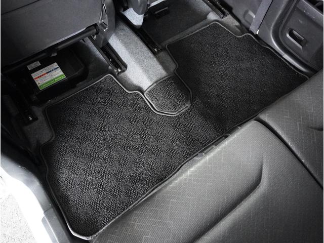 【フロアマット】フロアマットもキレイな状態となっております。ご納車前にも徹底的に洗浄・掃除した後ご納車させていただきます。お近くのスズキ自販島根までお越しください。