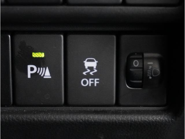 【リアパーキングセンサー】バンパーに付いたセンサーが障害物を検知。一定の距離に近づくとアラートで教えてくれます。狭い駐車スペースや車庫入れ時も安心です。