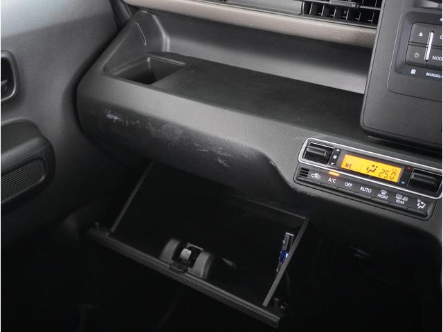 【収納多数】インパネ周りに小物入れ、ドリンクホルダーが使いやすい場所に設置されてます。