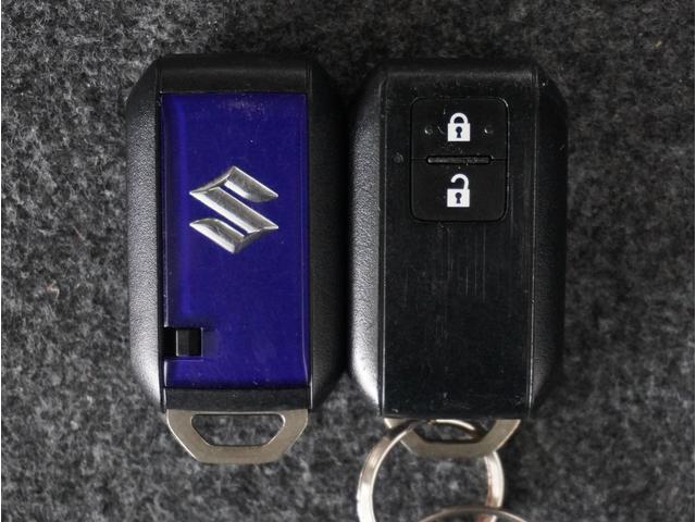 【スマートキー】鍵を持っているボタンを押すだけでエンジン始動。ドアの施錠もボタンを押すだけ。鍵は無くさない様にポケットに入れたまま。