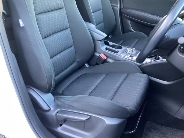 立体感があり、シート中央部とサイド部をくっきりと分断したサポート性の高い形状のシートが「人馬一体」感を強く演出しています。