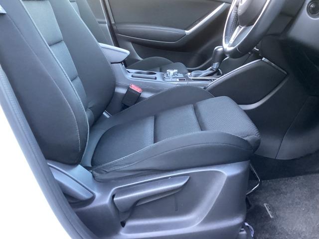 運転席にはドライバーの体型や好みに応じて前後方向だけでなく、高さの調整ができるシートリフターを装備！