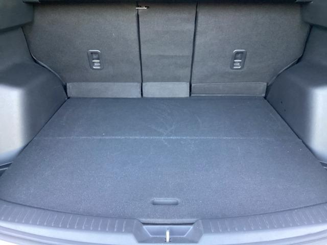 ラゲッジルームの広さはもちろん、４：２：４分割可倒式シートバックにより、様々なシチュエーションに応じた使い方ができます。