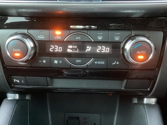 温度の設定のみで快適な風量やモードなどを自動調整してくれるフルオートエアコンを装備！