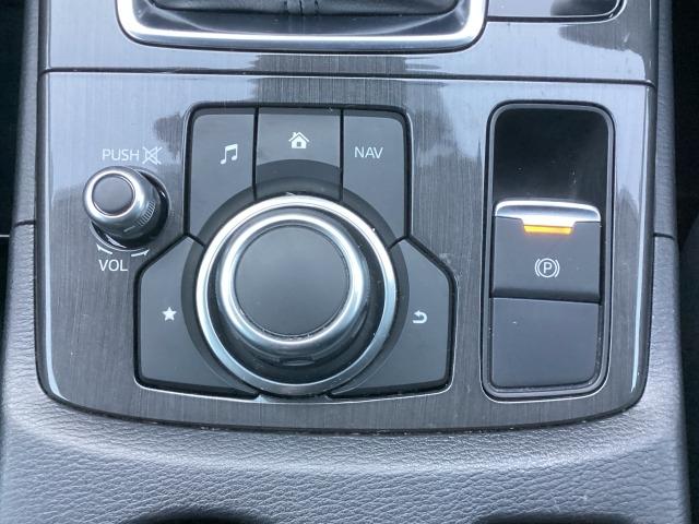 手元を見なくてもノールックで直感的に操作が出来るコマンダーコントロールはドライバーの気持ちに寄り添える様にと、マツダの考え方を具現化したひとつの例です。