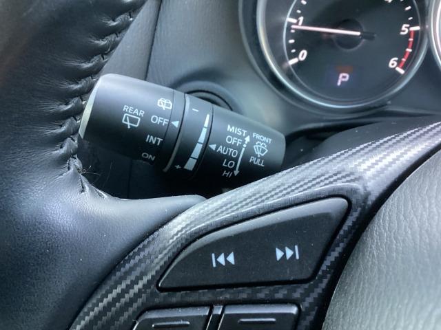 レバーをＡＵＴＯの位置にしているとき、レインセンサーが雨を感知すると、雨量に応じてワイパーが自動で作動してくれるオートワイパーを装備！設定変更で非作動にすると、間欠作動に固定されます。