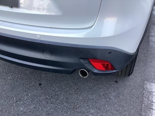 リアバンパーには障害物への接近をアラーム音で知らせてくれるパーキングセンサーが装着されています。