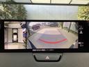 狭い場所での駐車やすれ違いなどでより的確な運転操作に役立つ360°シースルービューモニターが装備されています。