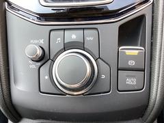 運転中、視線を外さず操作が可能なマツダコネクトのコントロール部分です。大きなダイヤルとスイッチで構成されているので、とても操作がし易いです。 7