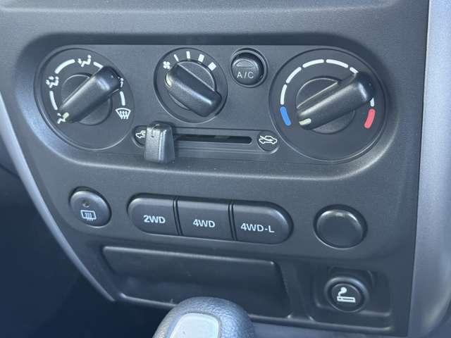 ２ＷＤと４ＷＤの切り替えスイッチ☆２ＷＤ【一般道路や高速の通常走行に】４ＷＤ【悪路・砂地・積雪路などのスリップしやすい時に】４ＷＤ-Ｌ【急な坂路・砂地・ぬかるみなど特に大きな駆動力を必要とする時に】！