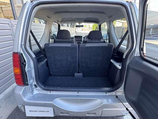 後席を倒さなくても荷物が置けます☆