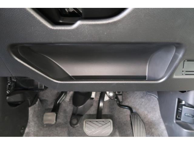 ハンドル下にも収納スペースがあります。