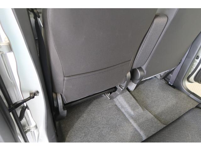 助手席背面にはポケットもあります。