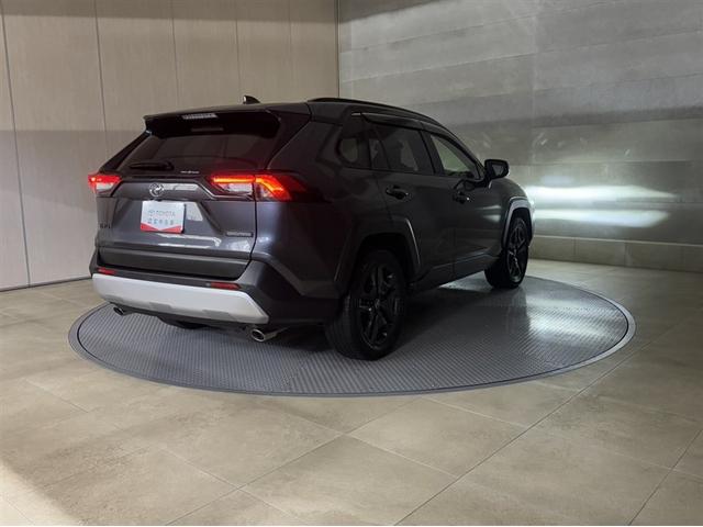 ＲＡＶ４ アドベンチャー　４ＷＤ　衝突被害軽減ブレーキ　ペダル踏み間違い急発進抑制装置　ナビ　フルセグ　Ｂｌｕｅｔｏｏｔｈ　ＥＴＣ　ＬＥＤ　シートヒーター・ベンチレーション　クルーズコントロール　ブラインドスポットモニター（16枚目）
