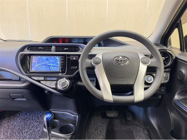 アクア S 衝突被害軽減ブレーキ 車線逸脱警報装置 オートハイビーム 横滑り防止装置 ABS ワンセグ内蔵メモリー Bluetooth バックモニター スマートキー イモビライザー ワンオーナー オートエアコン(6枚目)