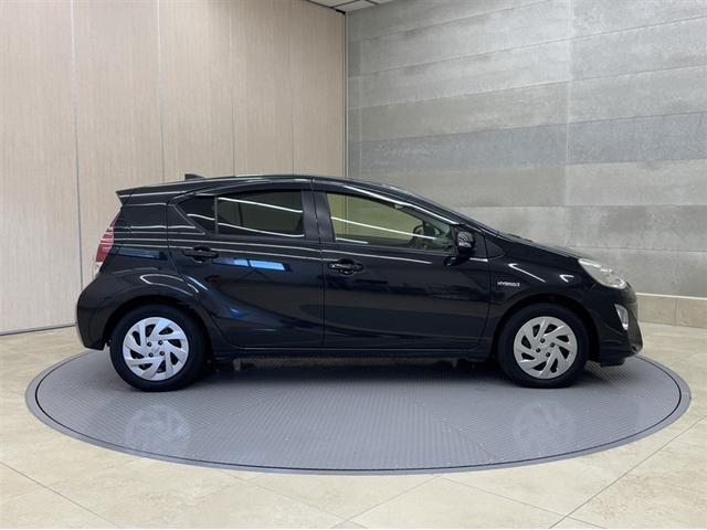 アクア S 衝突被害軽減ブレーキ 車線逸脱警報装置 オートハイビーム 横滑り防止装置 ABS ワンセグ内蔵メモリー Bluetooth バックモニター スマートキー イモビライザー ワンオーナー オートエアコン(13枚目)