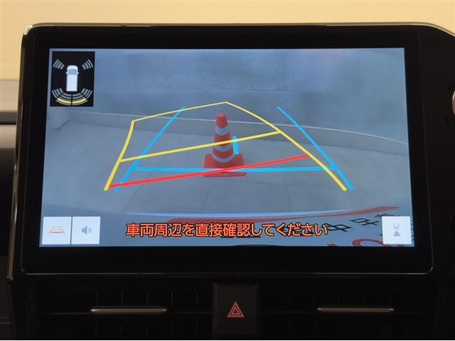 バックガイドモニター付きです。車の後方に小型カメラが付いており、バックする際の後方の様子をモニター上に表示します。
