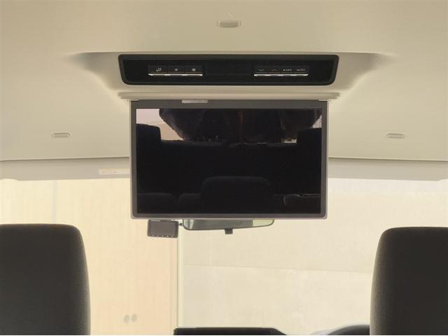 お子様がご機嫌斜めな時は後席モニターの出番！お気に入りのＤＶＤを流せば渋滞や長距離移動もみんな快適♪もちろん、お子様だけでなく大人グループでお出かけの時にも◎後部座席に乗る人も退屈せずに過ごせます！