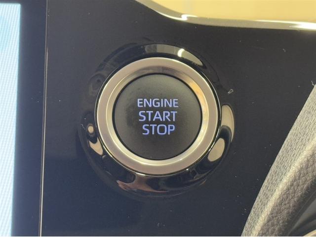 エンジンスタートボタンです。キーが車内にあれば、エンジンの始動・停止はブレーキを踏んでスイッチを押すだけ！キーを取り出す手間を省き、ワンプッシュでエンジンを操作するので簡単でスムーズです。