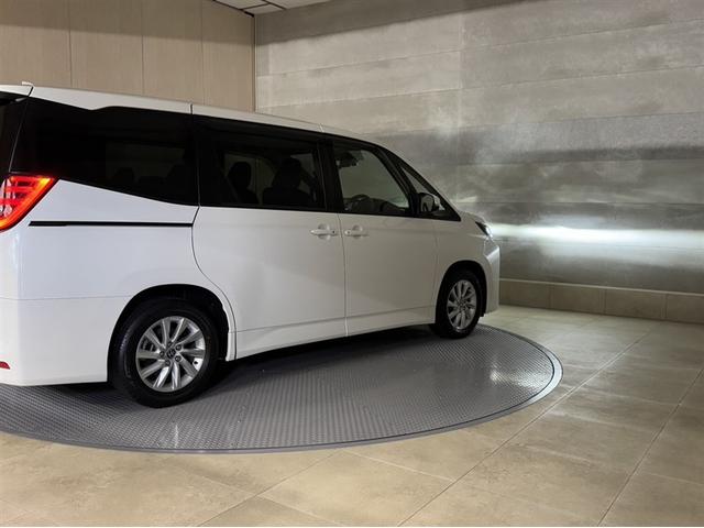 ＬＥＤヘッドランプです。十分な明るさを保ちつつも消費電力が少なく、バルブ寿命も長いのが特徴です。瞬時にＭＡＸの光量を発揮するのもＬＥＤならではです。