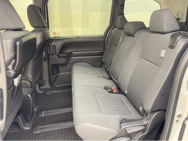 ゆったり座れるセカンドシート。足元も広々していて乗り心地も良いです！