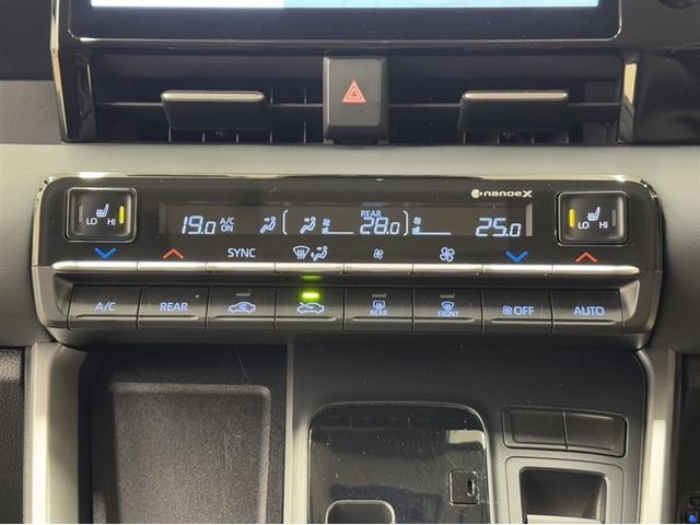 デュアルオートエアコン付きです。運転席・助手席でそれぞれ吹き出す風の温度や風量など自動調整してくれます。